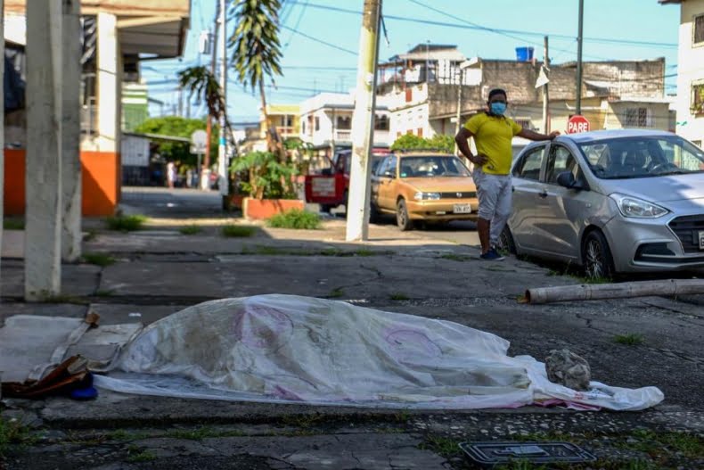 Coronavirus en Ecuador: “Donaron ataúdes de cartón porque algunos estaban siendo enterrados en bolsas”
