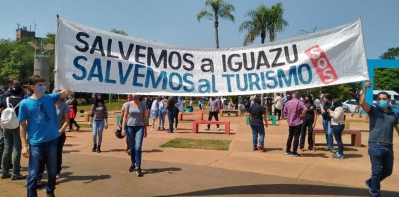 Protesta de vecinos de Iguazú que reclaman la apertura del puente