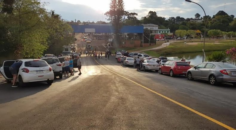 Largas filas en para cruzar Bernardo de Irigoyen-Dionisio Cerqueira