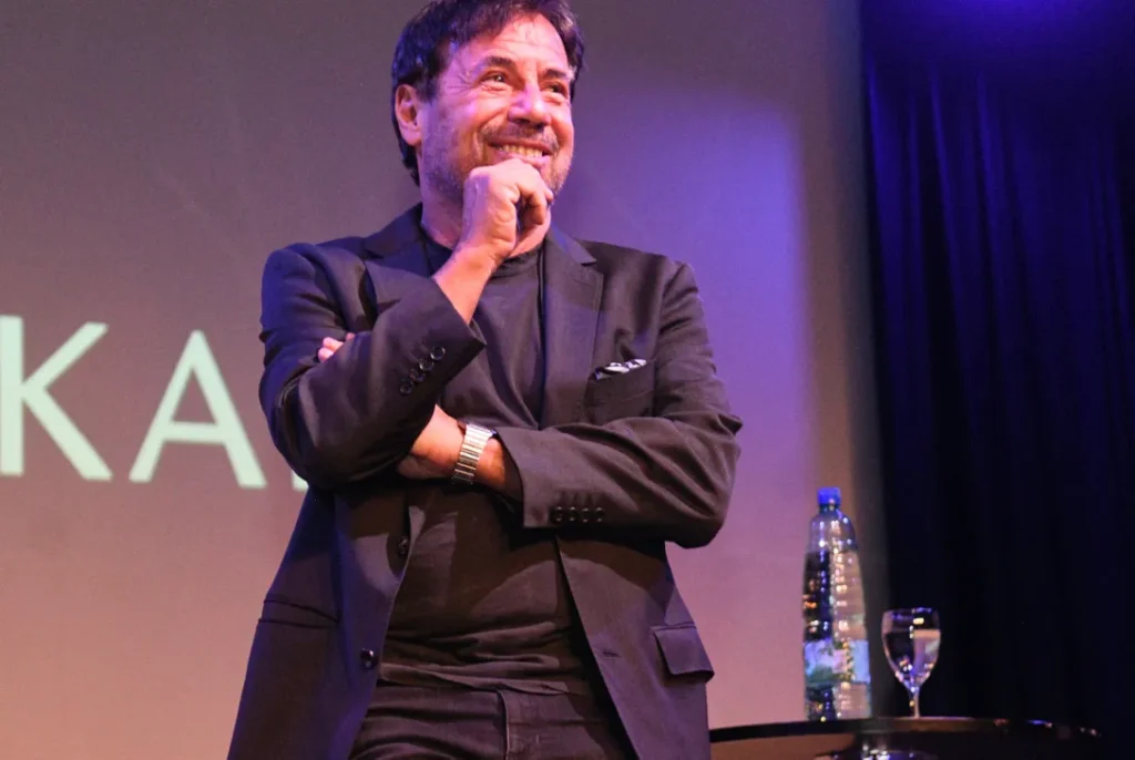 Ricky Sarkany compartió su experiencia en innovación y diseño en Posadas