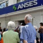 Una joven alcoholizada chocó y provocó daños a vehículos estacionados.