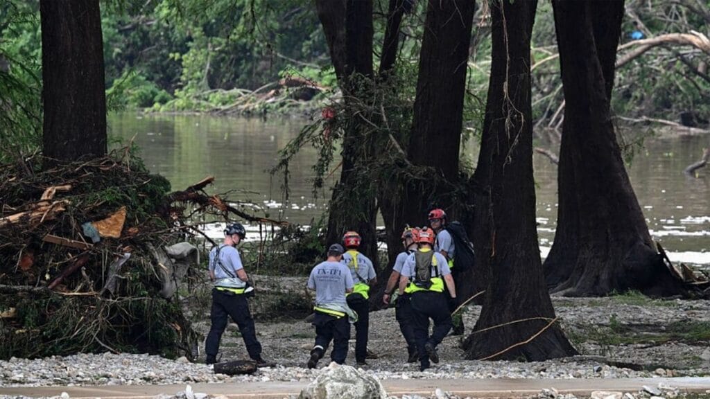 NUEVAS LLUVIAS DETIENEN LA BÚSQUEDA DE VÍCTIMAS EN TEXAS TRAS INUNDACIONES MORTALES