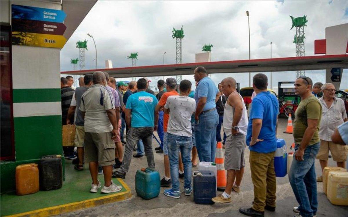 Crece la crisis de combustible en Cuba: turnos por app y precios en dólares
