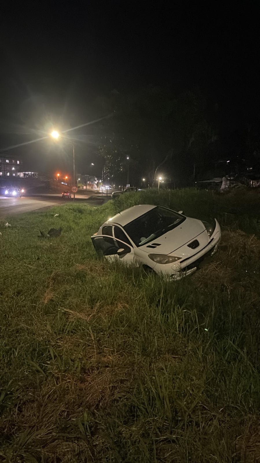 Conductora perdió el control y terminó en la banquina en San Vicente