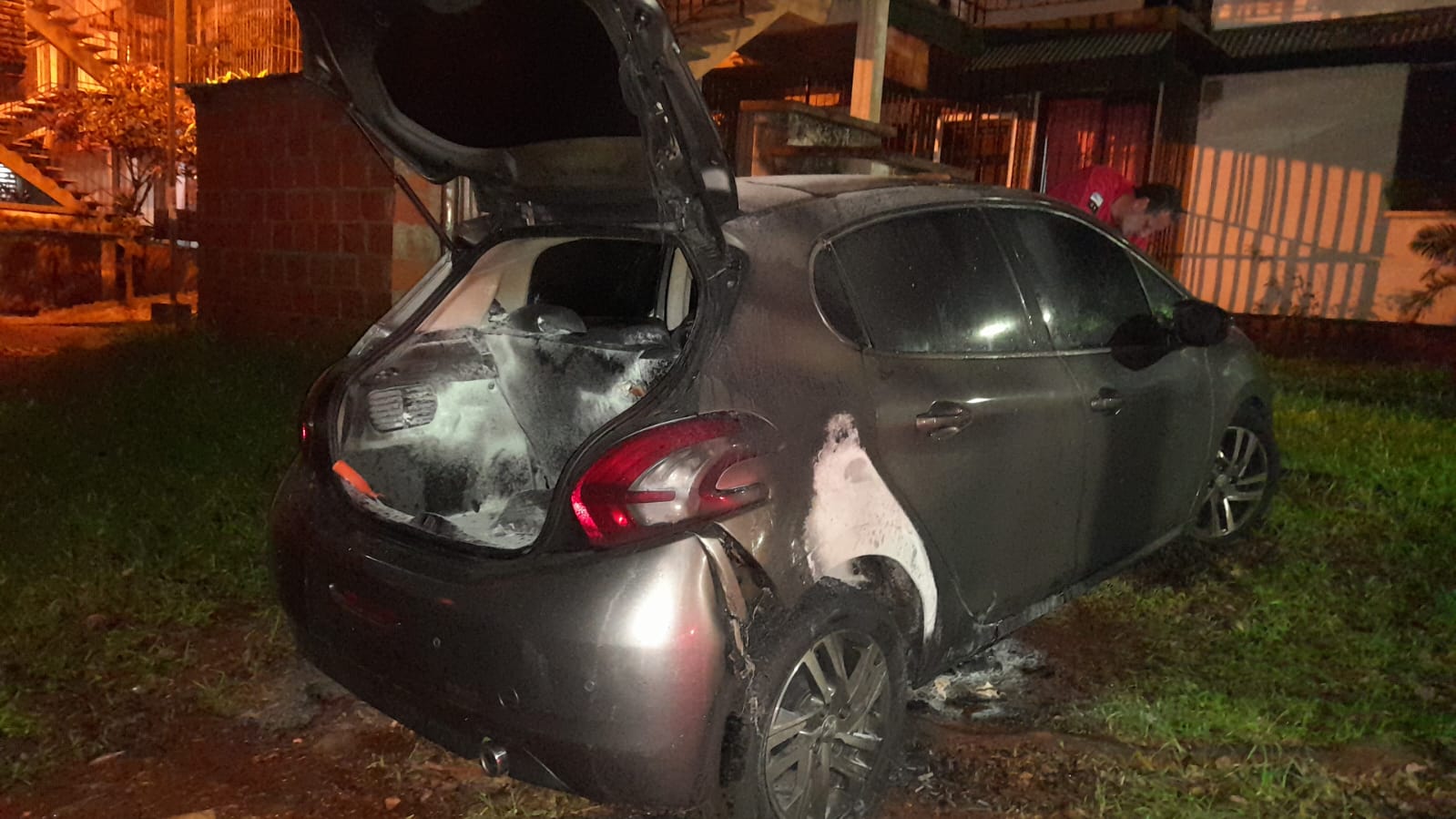 Arrojaron una botella con combustible y provocaron un incendio en dos autos en Posadas