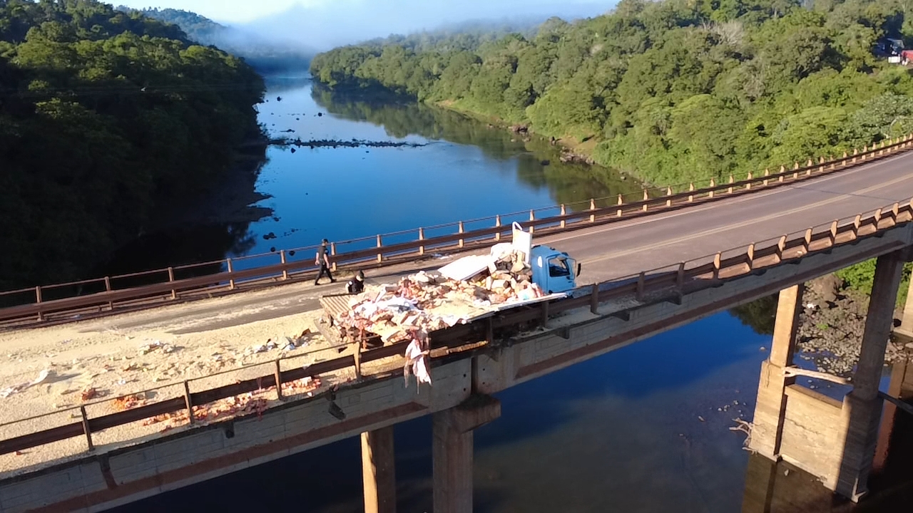 Choque de camiones en el puente Piray Guazú dejó tres lesionados y el tránsito totalmente interrumpido
