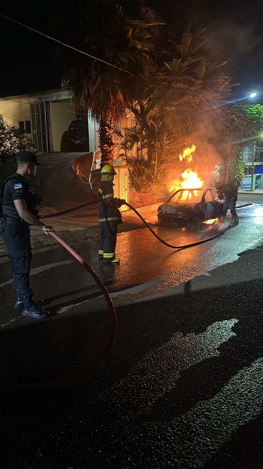 Un incendio destruyó por completo un vehículo en El Soberbio