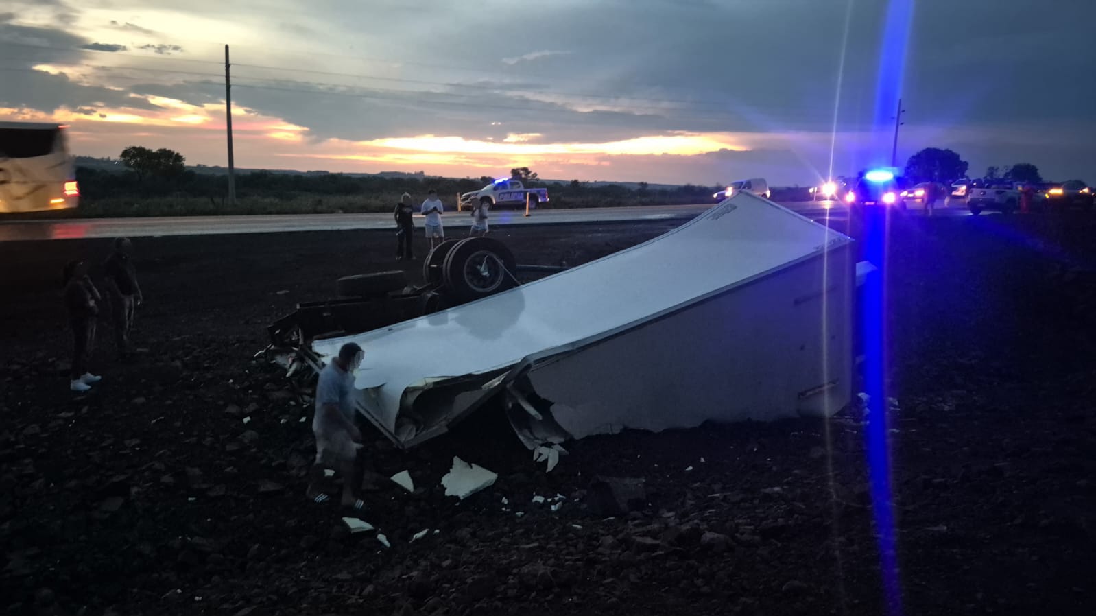 Siniestro vial en Fachinal: un camión terminó volcado en zona de rotonda en construcción
