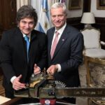 Complejo rescate en Garupá: policías extrajeron a un hombre de un barranco bajo el puente