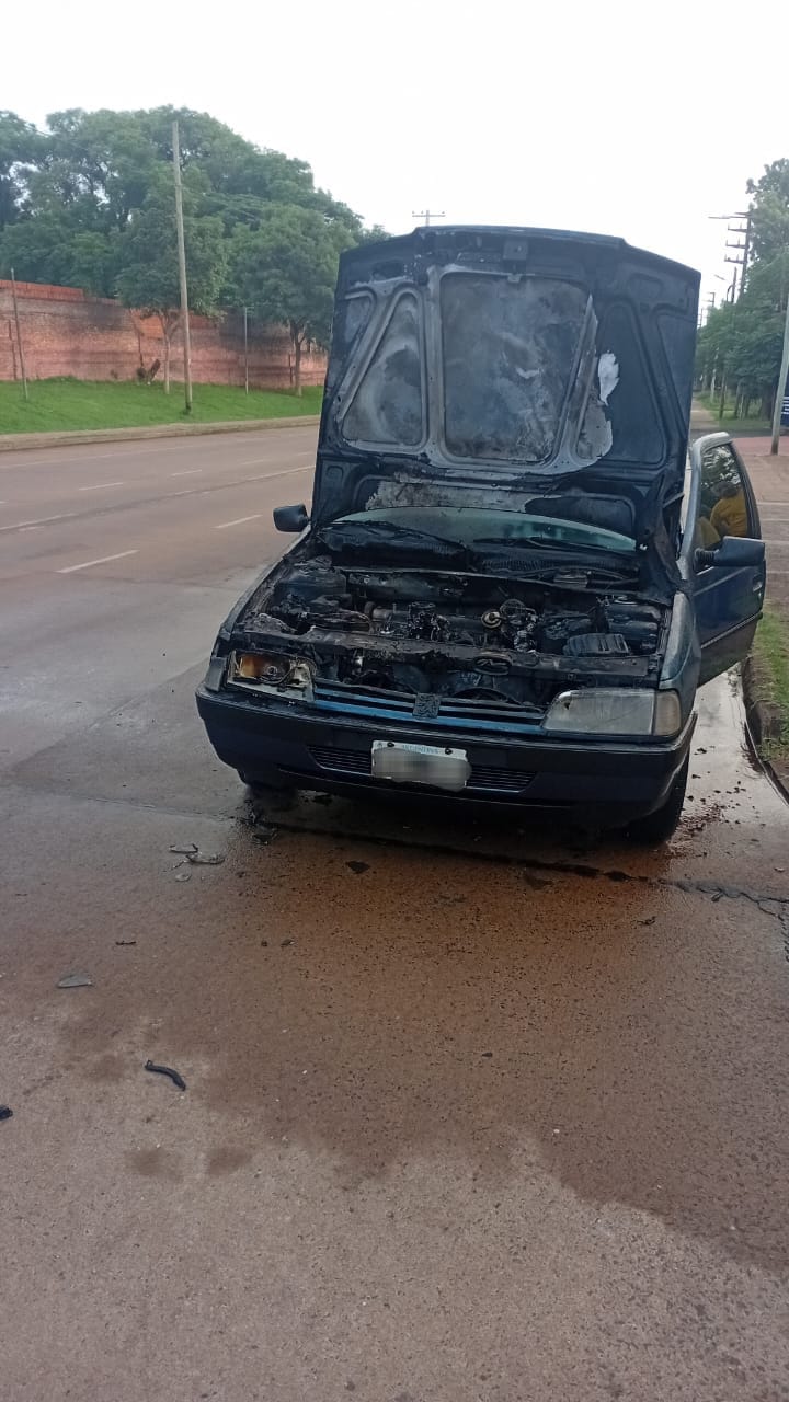 Bomberos sofocaron el incendio de un vehículo en la zona sur de Posadas