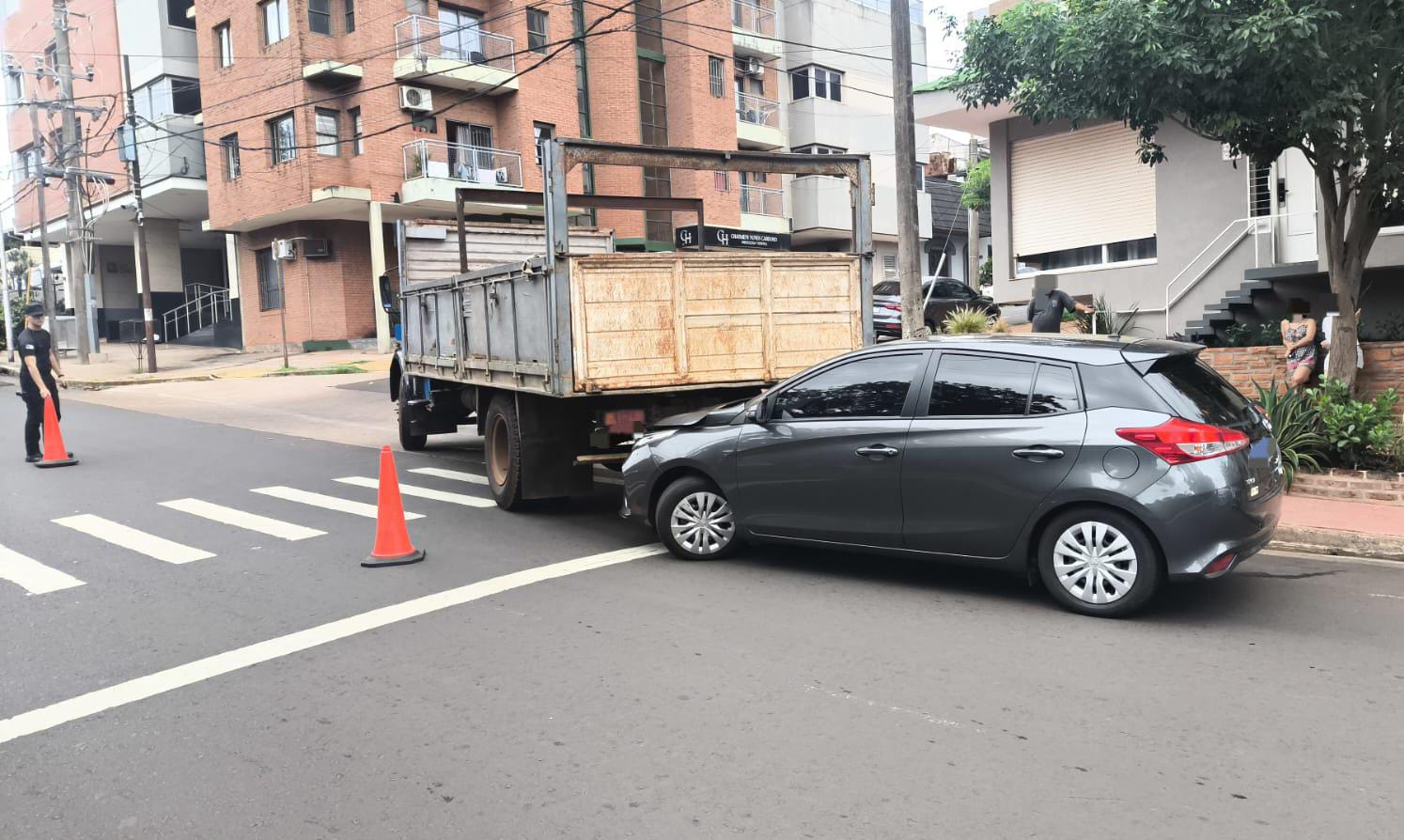 Posadas: siniestro vial entre un auto y un camión sin personas lesionadas