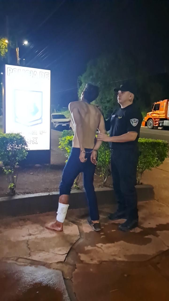 Quedó colgado del alambre al intentar robar y la Policía lo encontró herido y oculto en un baldío