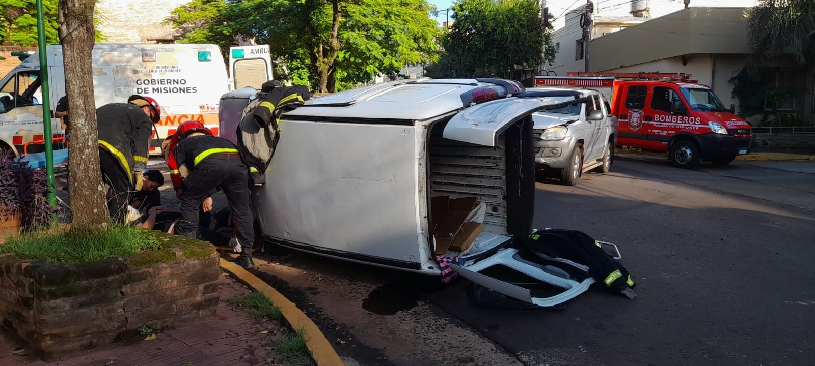 Siniestro vial en Posadas: choque y vuelco dejó cuatro personas lesionadas