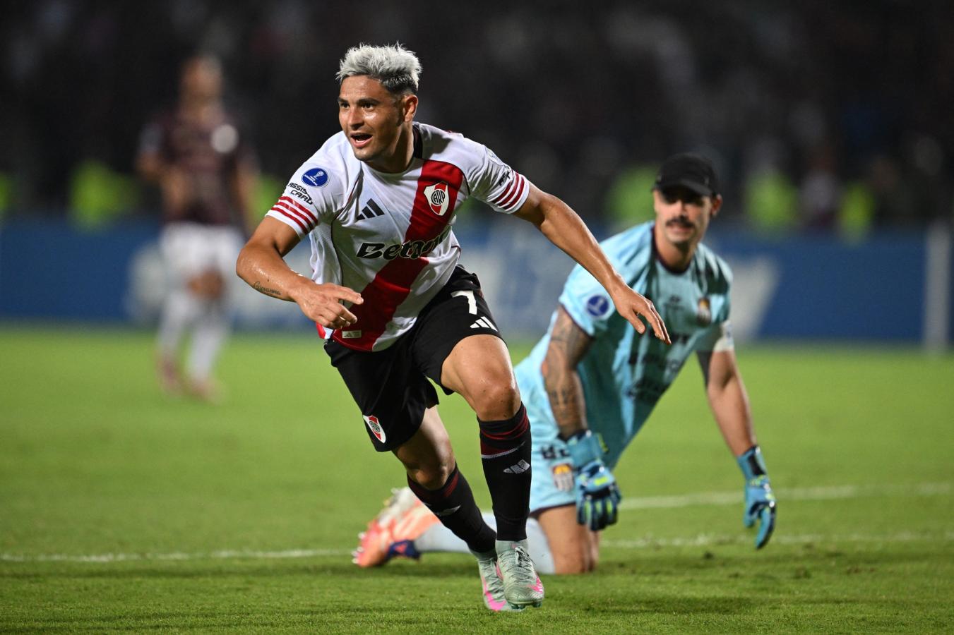 Con uno menos y Viña al arco, River consiguió un triunfo agónico