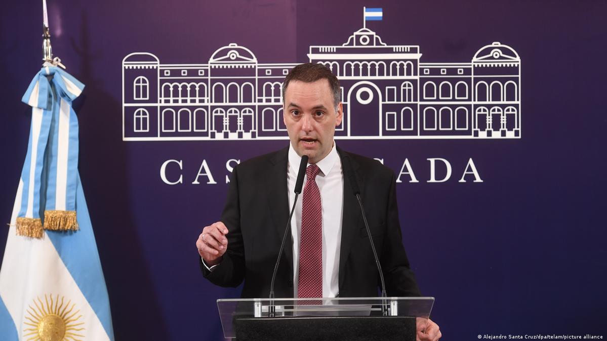 La causa contra Adorni suma datos sobre consumos y movimientos patrimoniales