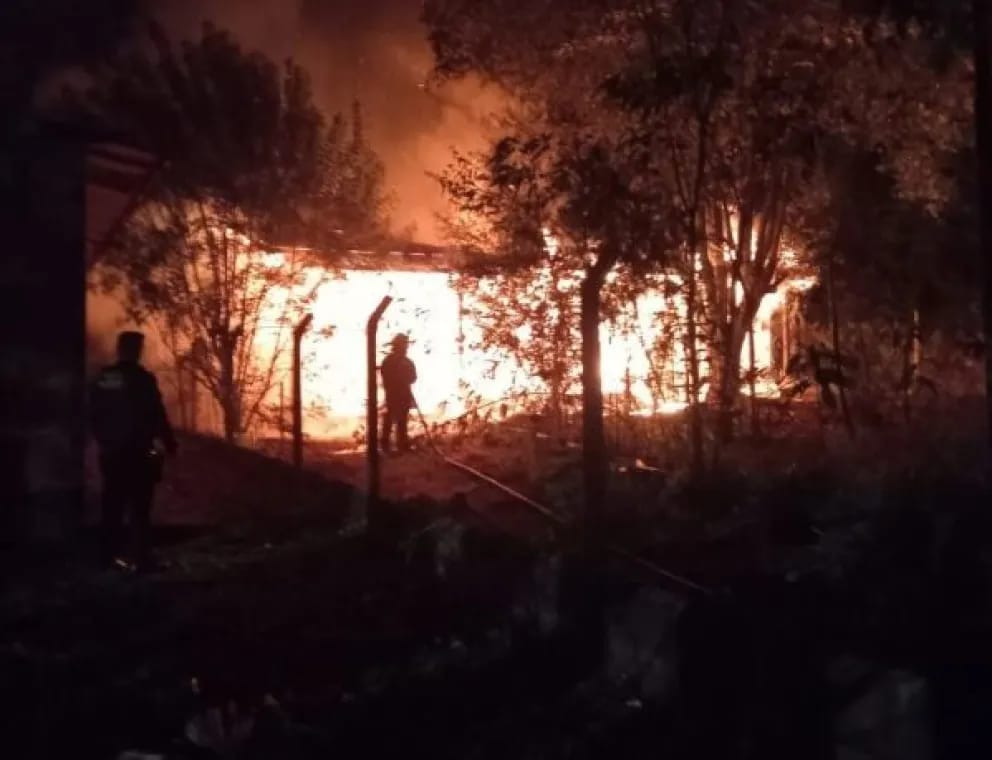 Incendio fatal evitado en Eldorado: una vivienda quedó destruida y un hombre fue hospitalizado