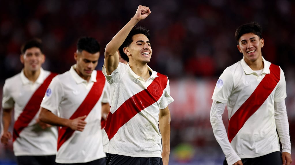 Del silbido al festejo: River goleó y se metió en octavos de final