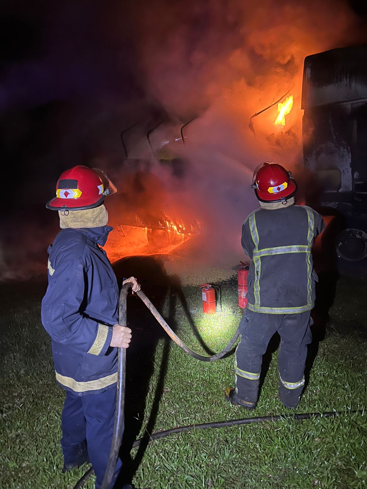 Evitaron que un incendio consumiera por completo un camión cargado con 30 toneladas de maíz sobre la Ruta 14