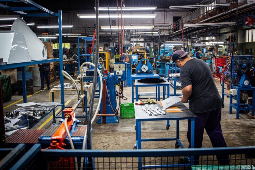 La producción industrial retrocedió 2,8% y doce sectores cerraron abril en rojo