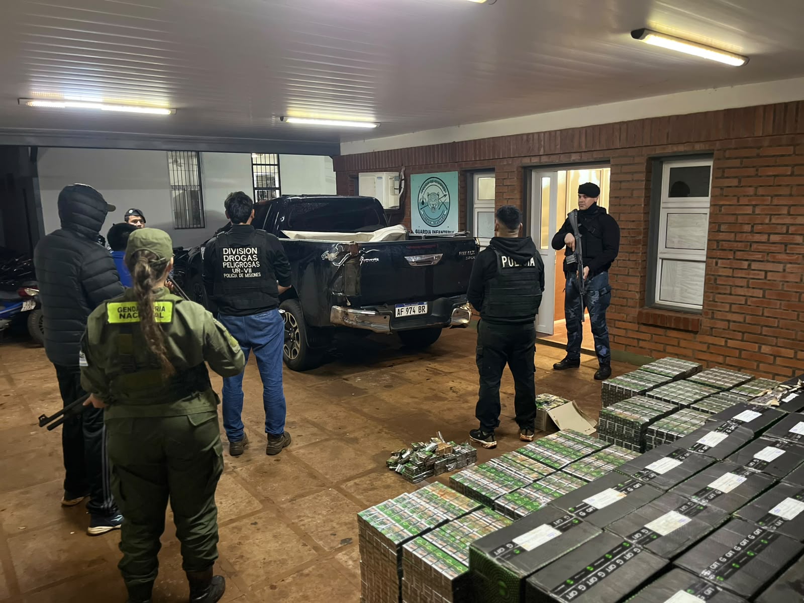 Escapó de un control policial y abandonó una carga millonaria de cigarrillos