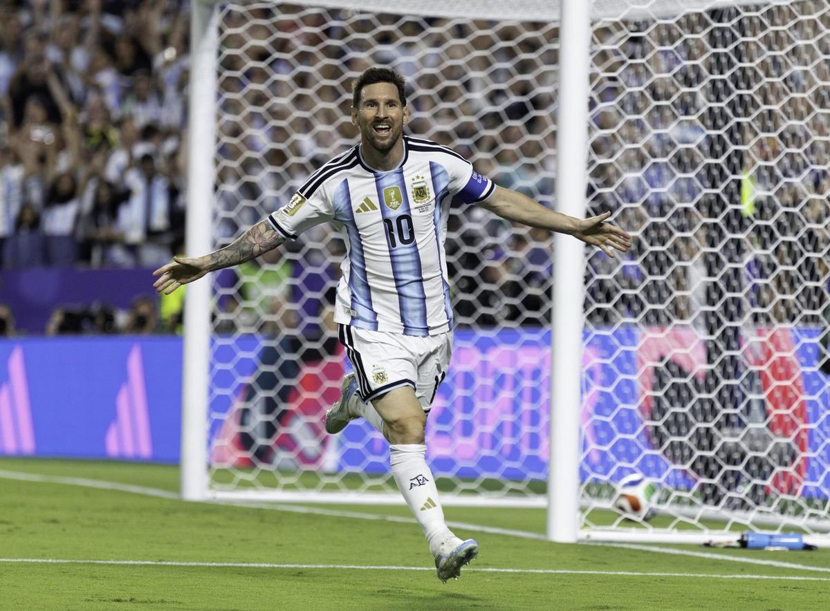 Argentina debutó con goleada y un Messi imparable