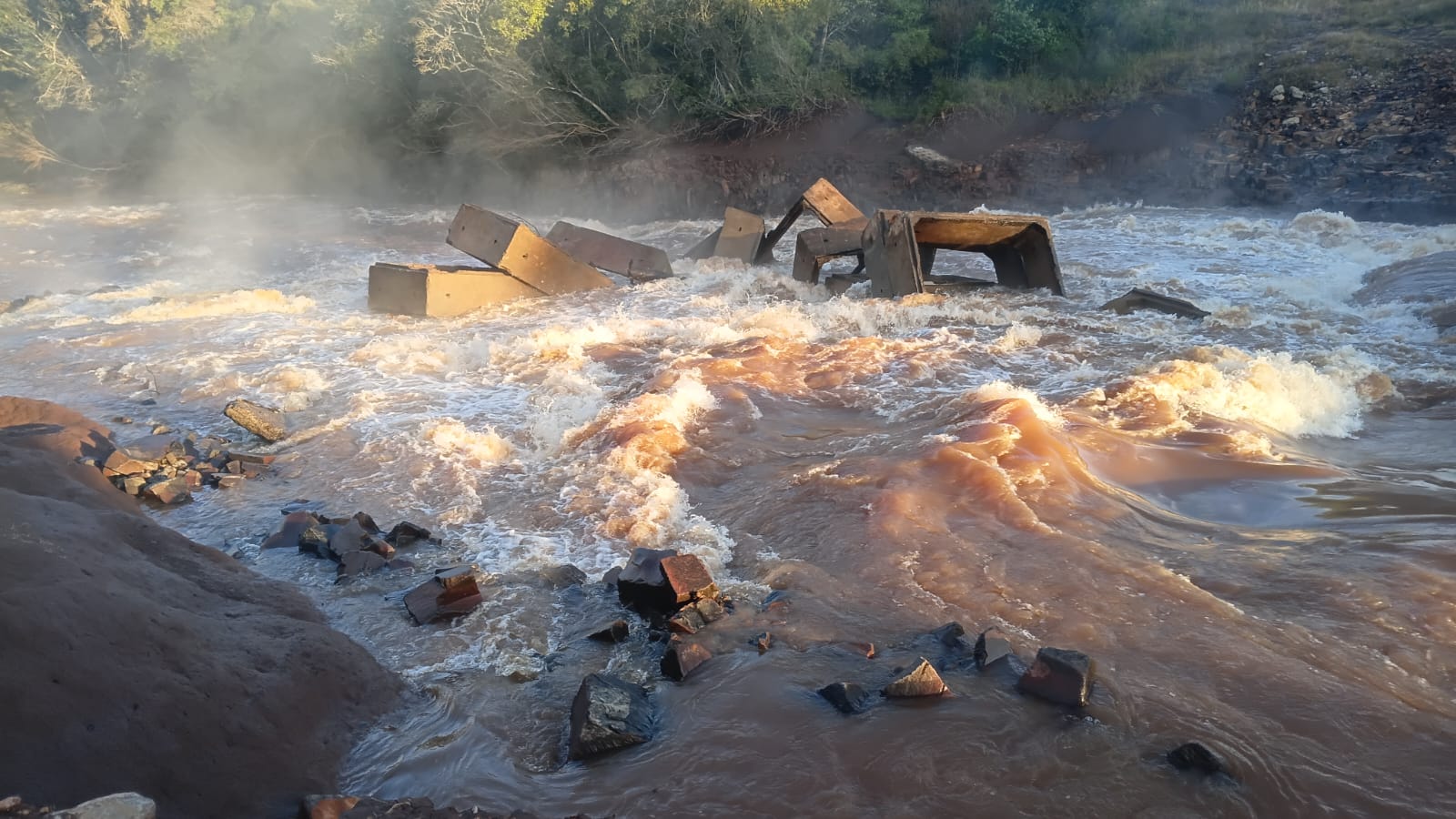 Por el desborde del arroyo Yabebiry, continúa clausurado el puente provisorio entre Santo Domingo Savio y Mártires