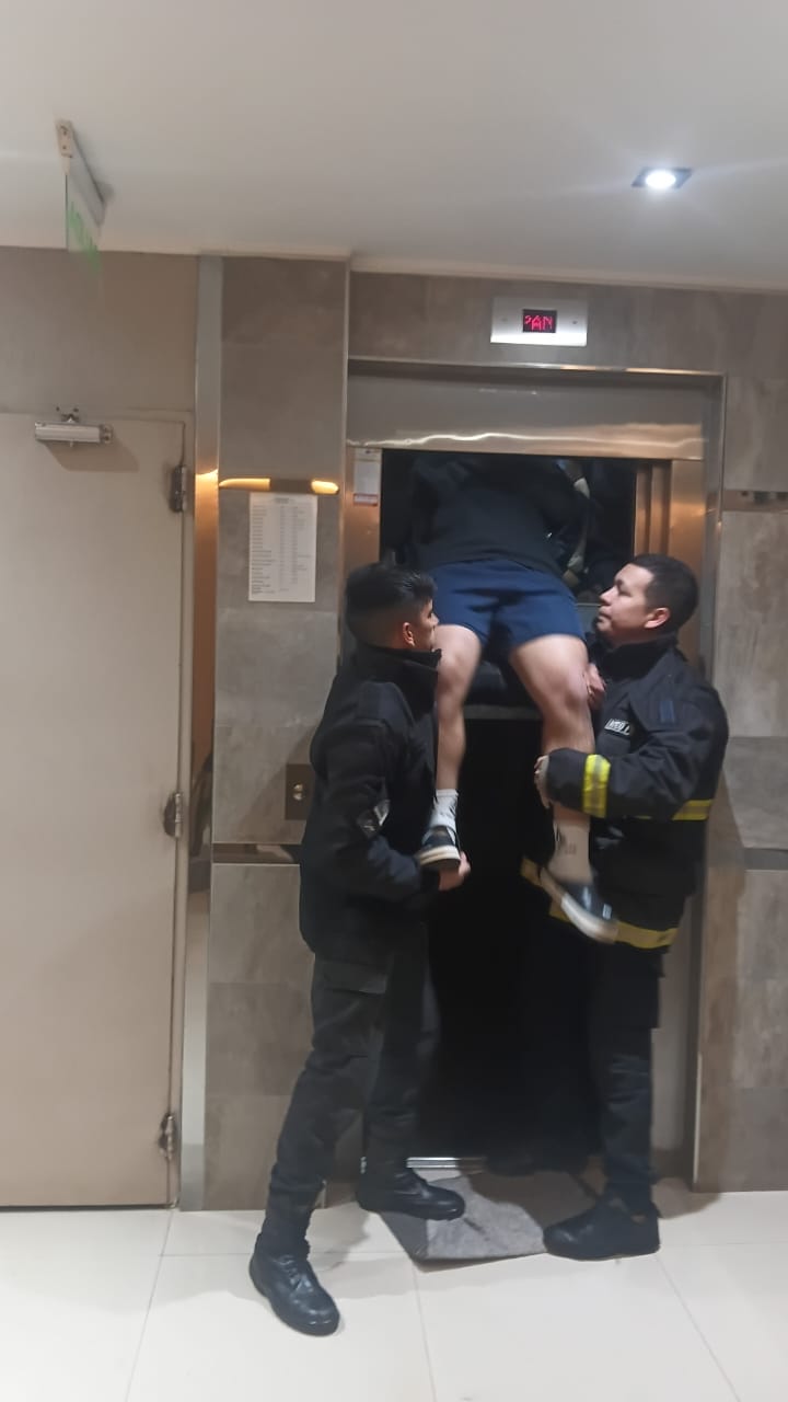 Bomberos rescataron a ocho jóvenes que quedaron atrapados en un ascensor de un edificio en Posadas