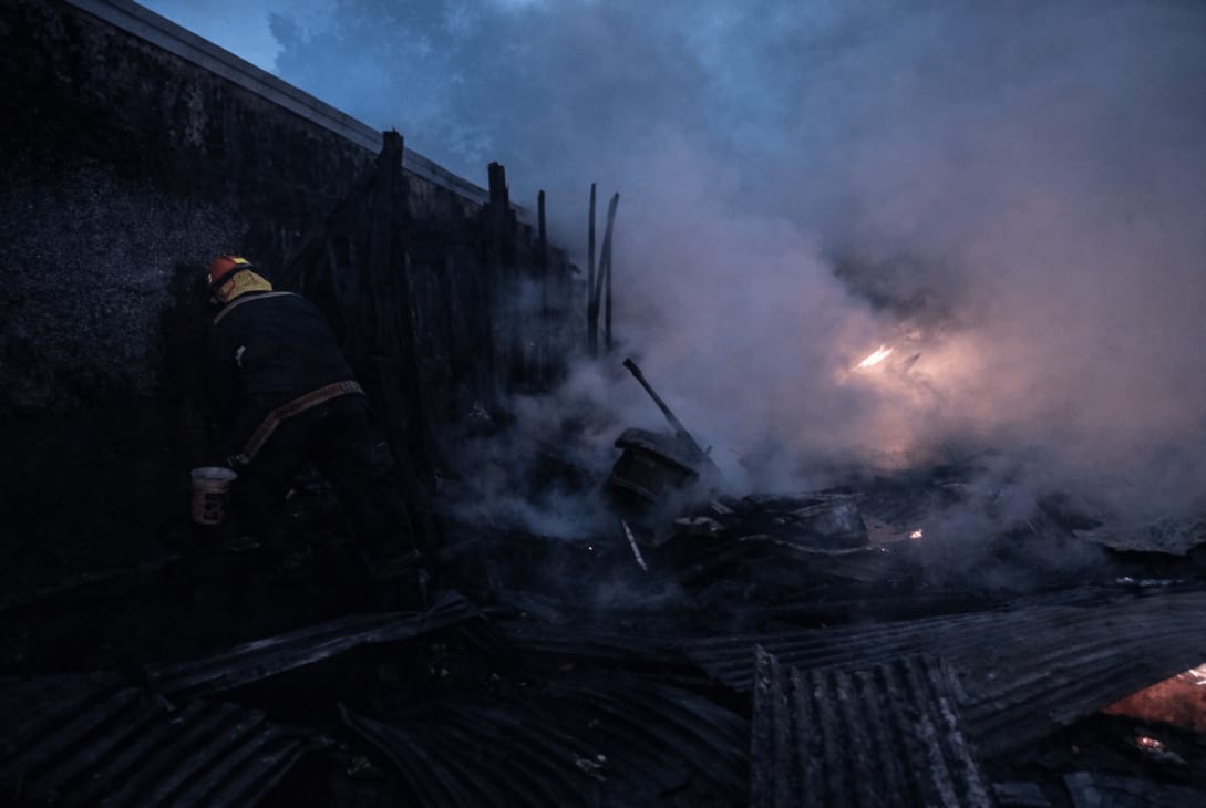 Posadas: voraz incendio consumió un depósito en el barrio Latinoamérica