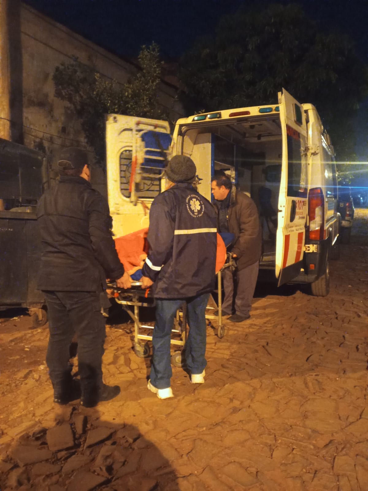 Policías asistieron de urgencia a una joven hallada inconsciente tras una presunta fuga de gas