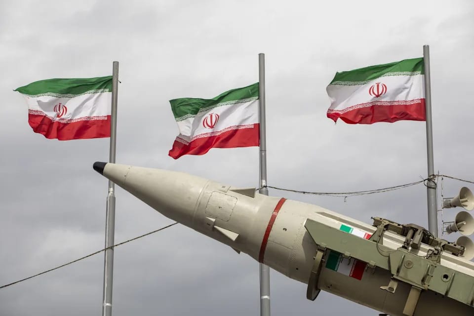 La Guardia Revolucionaria de Irán ataca bases de EE.UU. y cierra el estratégico estrecho de Ormuz