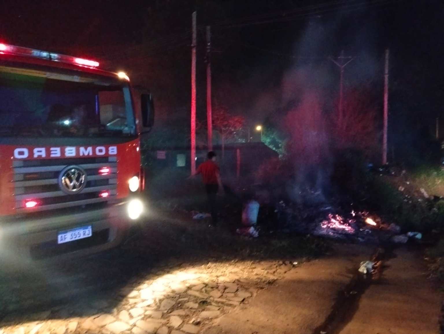 Intenso operativo de bomberos para controlar incendios en Garupá, San Ignacio, Campo Ramón y Oberá