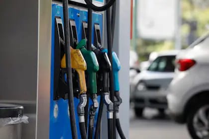 Nafta y gasoil: postergan hasta septiembre un tramo de la suba de impuestos a los combustibles