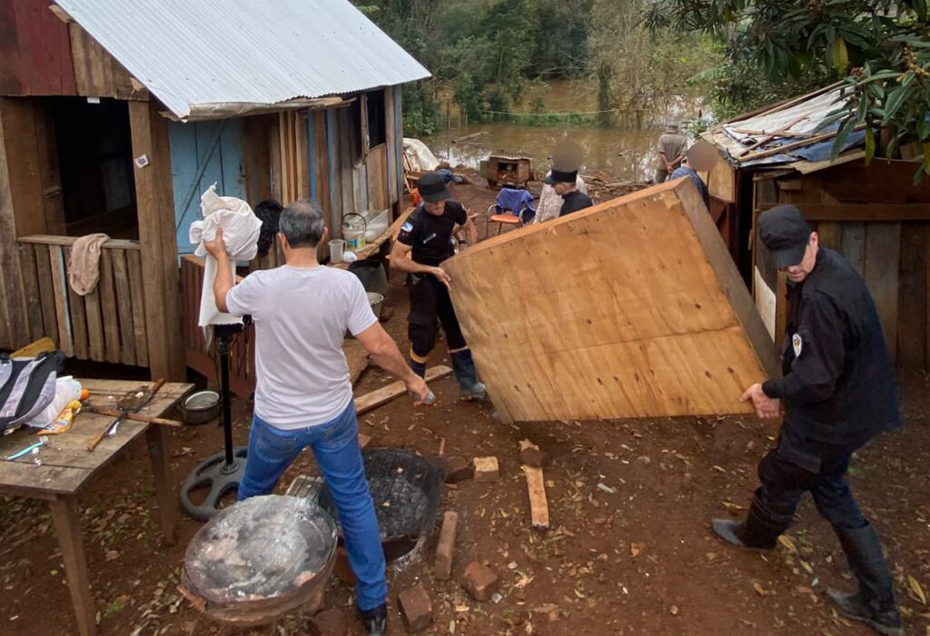 Cuatro barrios afectados en El Soberbio por el avance del río Uruguay: ya son 104 los evacuados