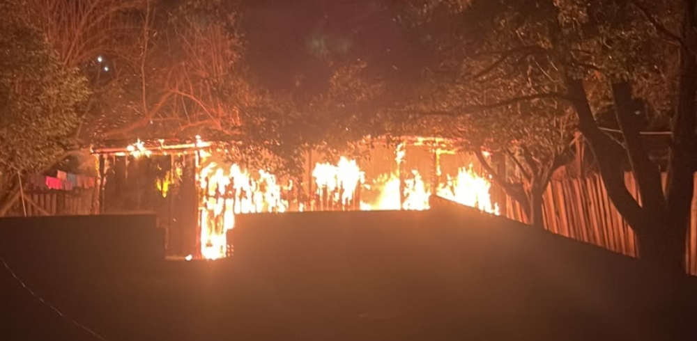 Voraz incendio en Apóstoles: Bomberos sofocaron las llamas pero la vivienda quedó destruida
