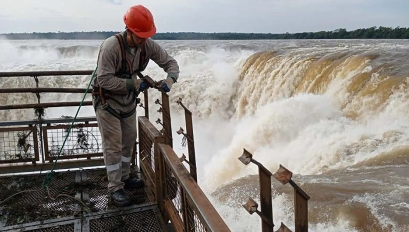 Operativo preventivo en Iguazú: retiran barandas y pisos de la Garganta del Diablo ante pronóstico de lluvias