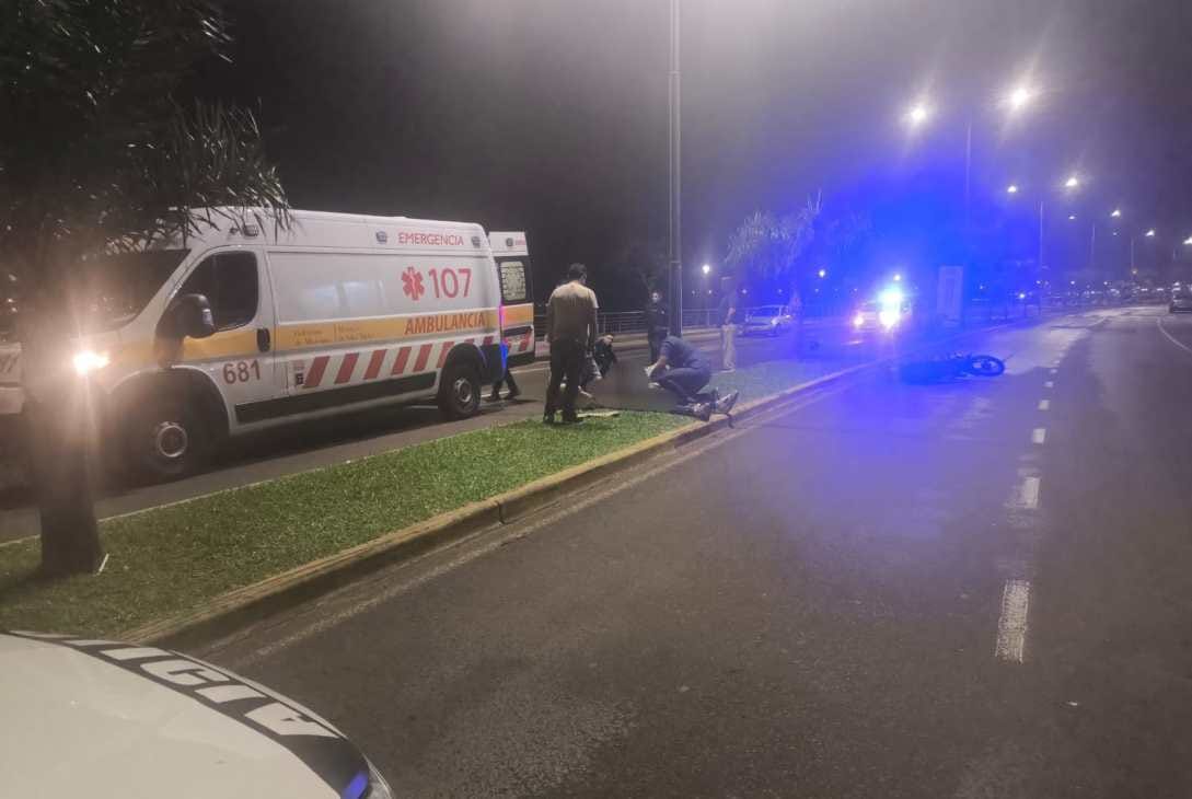 Despiste en la Costanera de Posadas: dos jóvenes resultaron heridos tras caer de una moto