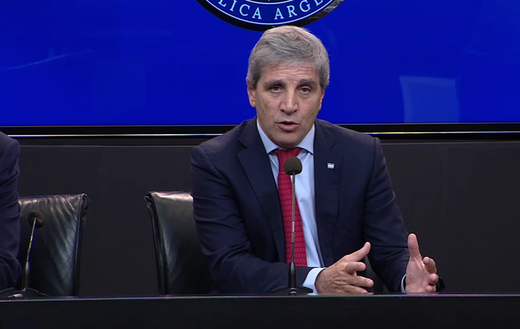 En medio de la tensión cambiaria, Luis Caputo anunciará medidas en el Palacio de Hacienda
