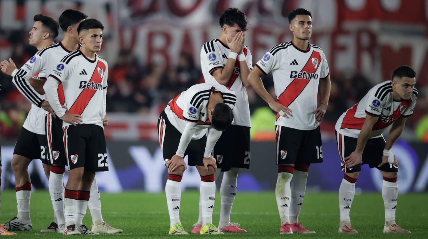 Papelón y crisis en River: ganaba ante Santa Fe, se lo empataron y cayó 8-7 en una interminable definición por penales