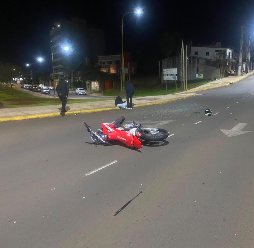 Siniestro vial en Urquiza y Costanera: un joven motociclista terminó lesionado y el otro conductor se dio a la fuga