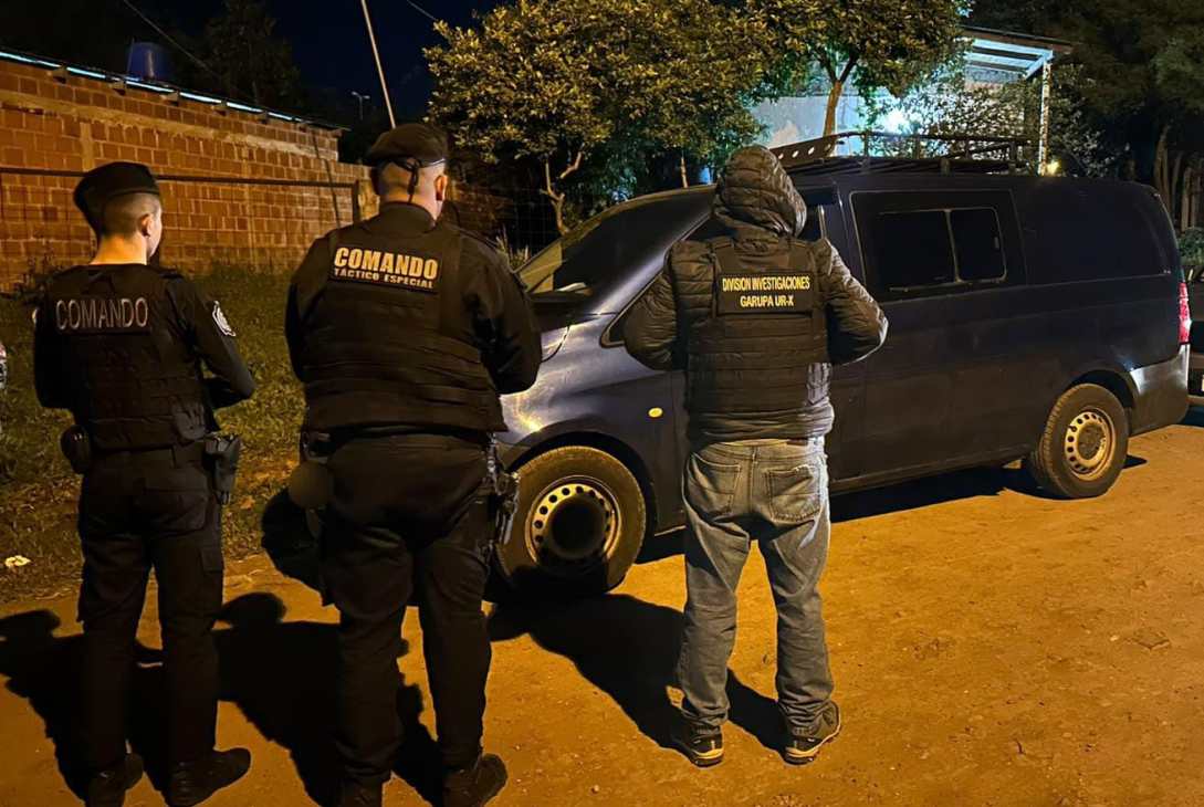 Garupá: persiguió a un joven, se subió a la vereda con su camioneta, destruyó un muro y lo arrolló