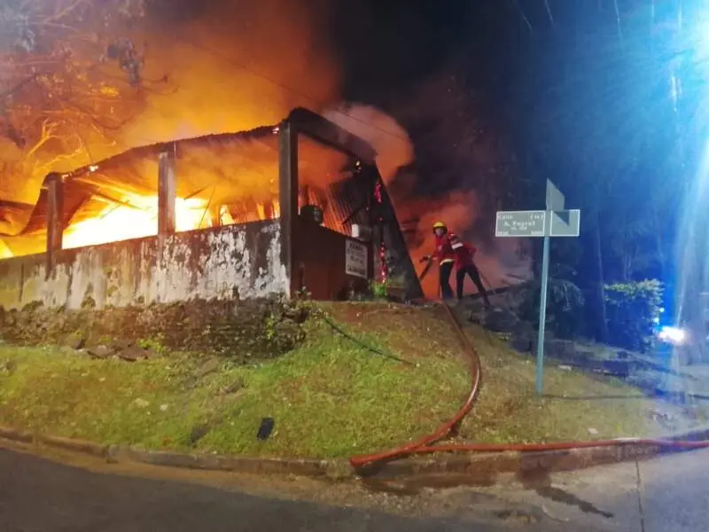 Investigan el origen de un incendio que destruyó una vivienda deshabitada en la avenida Francisco de Haro