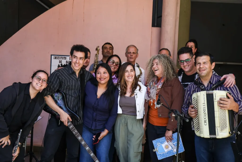 Soledad Pastorutti revolucionó Posadas: visitó la Escuela de Danzas como parte de su proyecto “30 Pueblos”