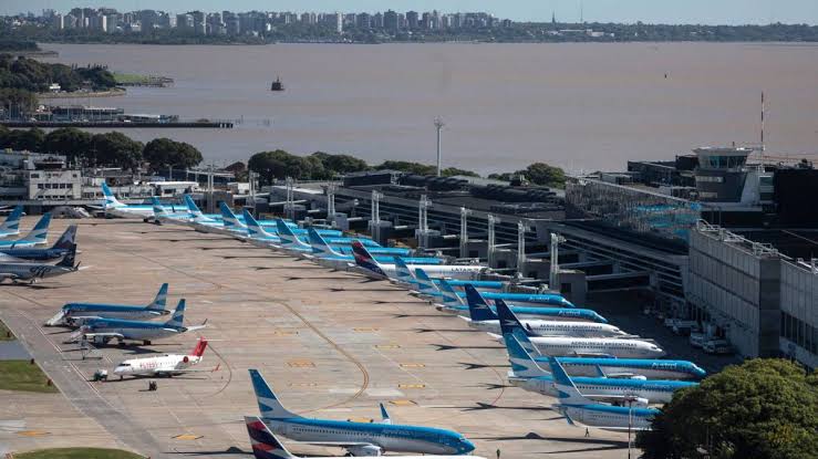 Paro de ATE en 27 aeropuertos del país: cuáles son las franjas horarias sin vuelos este jueves y viernes