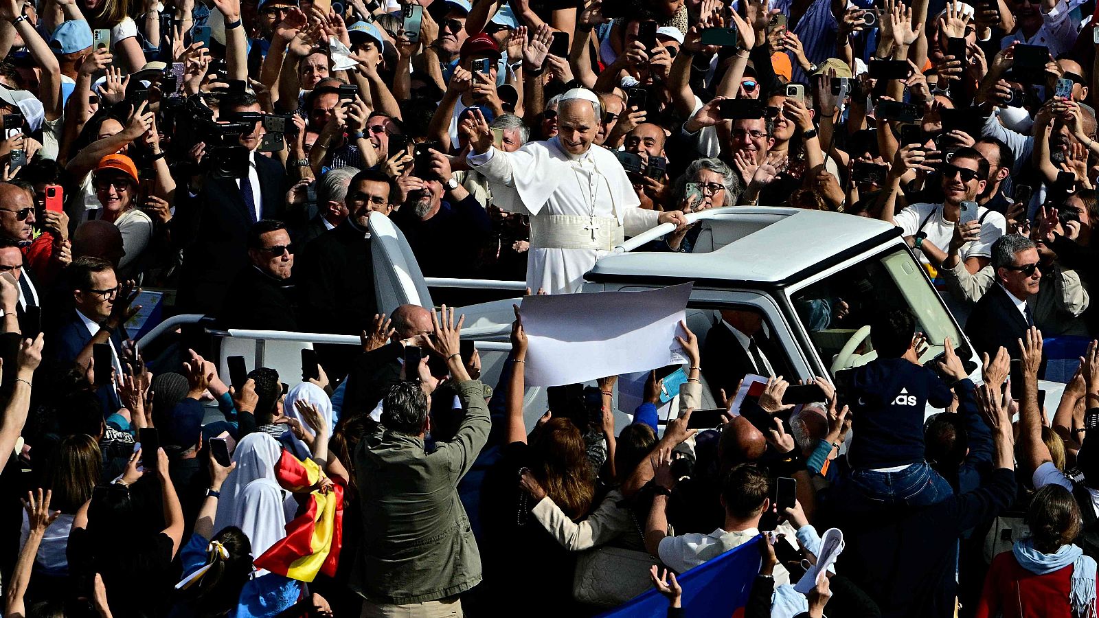 El papa León XIV reapareció en el papamóvil tras su operación