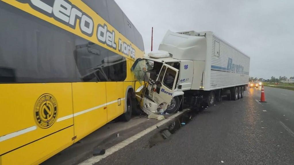 Accidente en Campana: un camión chocó a un micro de Crucero del Norte varado y a su vehículo de asistencia