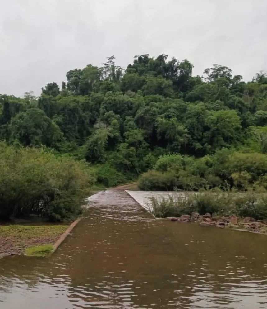 Sin visitas ni paseos náuticos: el arroyo Yabotí volvió a tapar el puente de acceso al Moconá