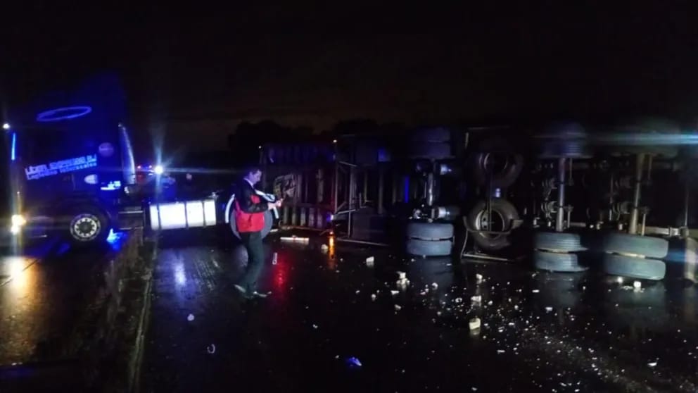 Despiste y vuelco en la ruta 105: un camión bloqueó parcialmente el tránsito a la altura de Fachinal