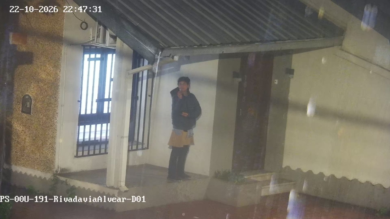 Fingía cubrirse de las lluvias para intentar ingresar a negocios: fue interceptada por la Policía