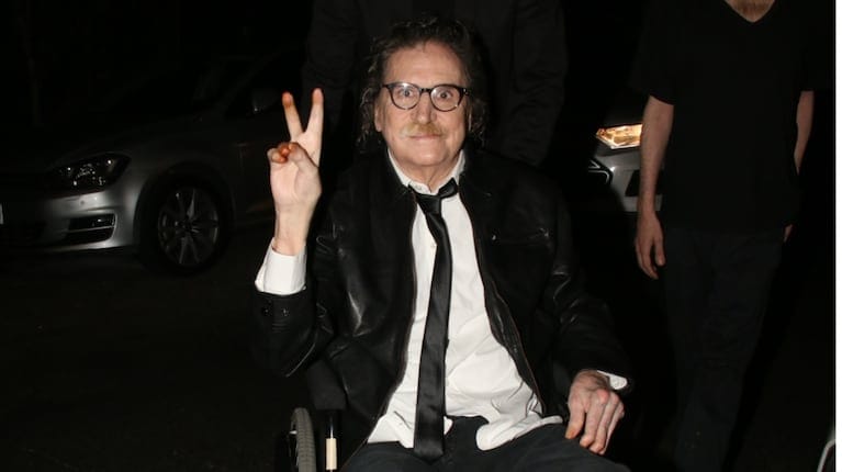 ¡Salud, Maestro! Charly García sopló 75 velitas y sus fans le regalaron un recital en la vereda