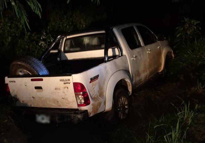 Siniestro en el barrio El Porvenir II: perdió el control de su Hilux, volcó en una zanja y fue demorado